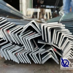 Thép V kẽm chấn có quy trình sản xuất phức tạp hơn, bề mặt sáng bóng do được mạ kẽm bên ngoài