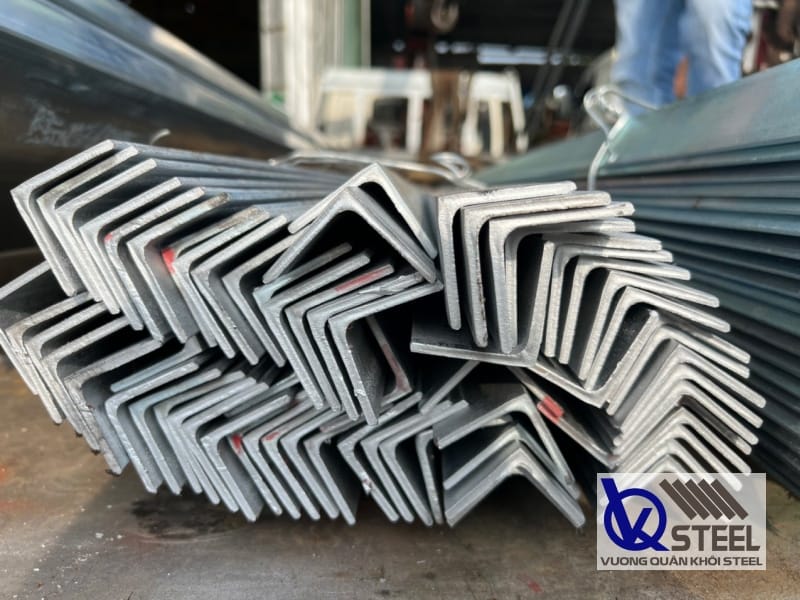 Thép V kẽm chấn có quy trình sản xuất phức tạp hơn, bề mặt sáng bóng do được mạ kẽm bên ngoài