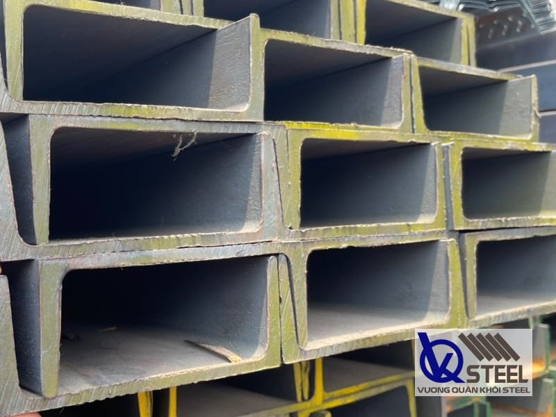 Sắt hình U có hình dạng chữ U với kết cấu cứng cáp, chắc chắn