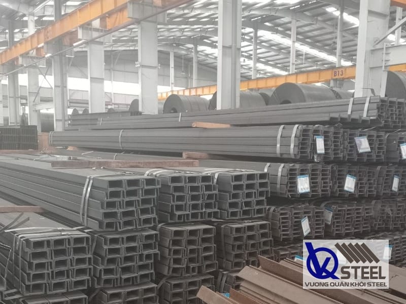 Sắt U Trung Quốc đen chưa qua xử lý bề mặt nên có màu đen, kết cấu chắc chắn, cứng cáp