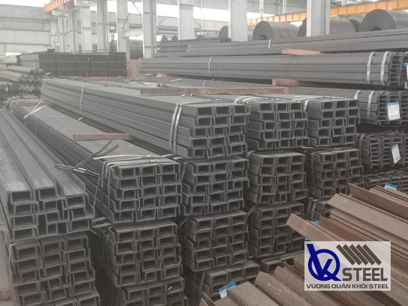 Sắt U120 đen cứng cáp, chịu lực tốt, có màu đen của thép
