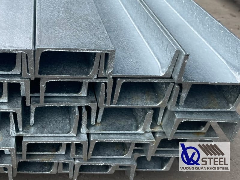 Thép U120 mạ kẽm có khả năng chống oxy hóa, lớp mạ kẽm bảo vệ tốt cấu trúc bên trong