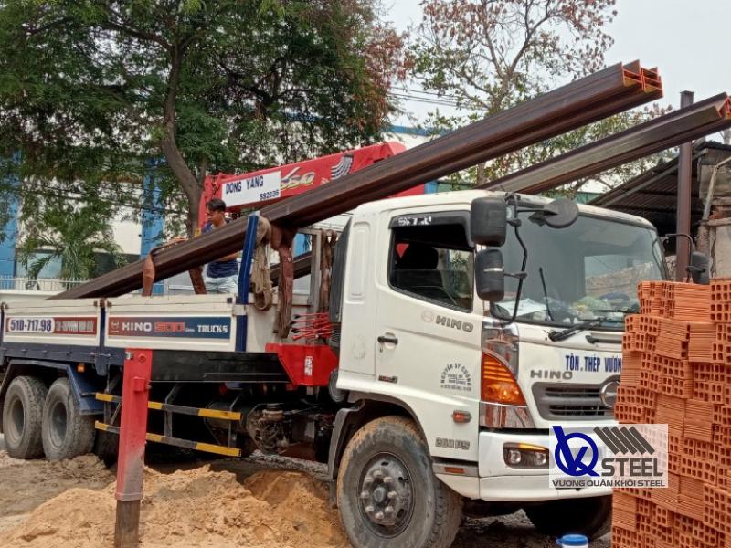 Giao 12 tấn thép I200 cho dự án xây dựng nhà tiền chế dân dụng của Công ty TNHH Xây dựng Minh Trí đường Nguyễn Văn Linh, Quận 7