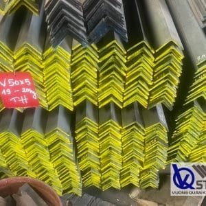 Thép V50 có kích thước cánh thép là 50mm, bền vững, chịu lực tốt, không bị cong vênh, méo mó