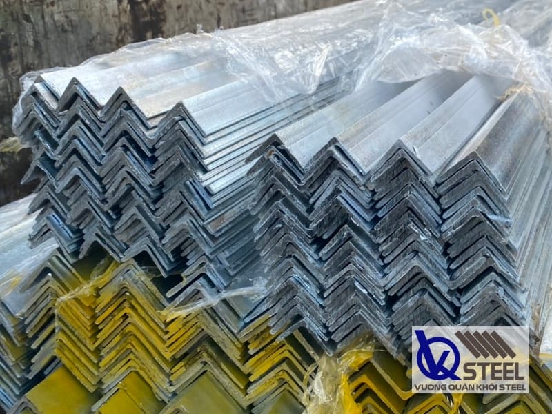 Thép V50 mạ kẽm có lớp kẽm bảo vệ bên ngoài, chống ăn mòn hiệu quả, tuổi thọ cao