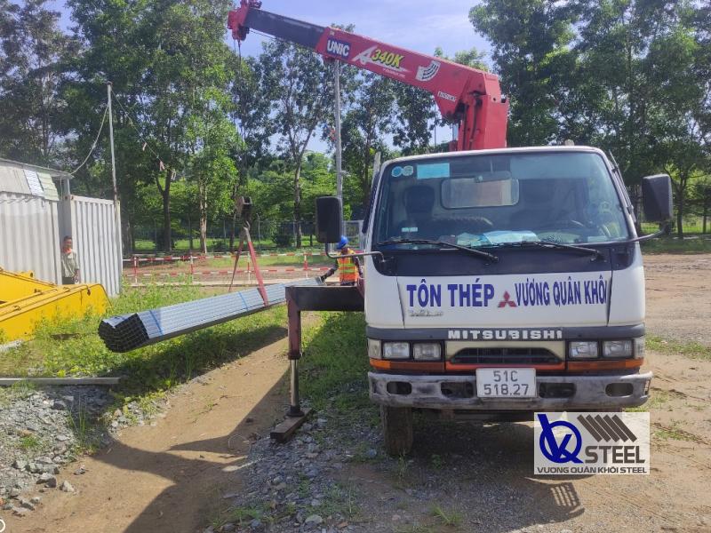 Giao 3 tấn thép hộp 30x30x0.8ly đến cho khách sửa nhà kho tại Củ Chi