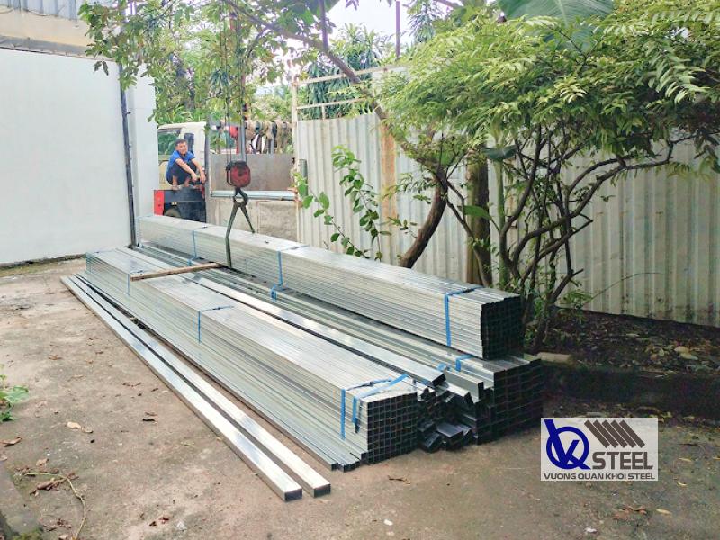 Giao 5 tấn sắt vuông 3 dày 1ly cho khách hàng tại Bình Phước xây nhà kho