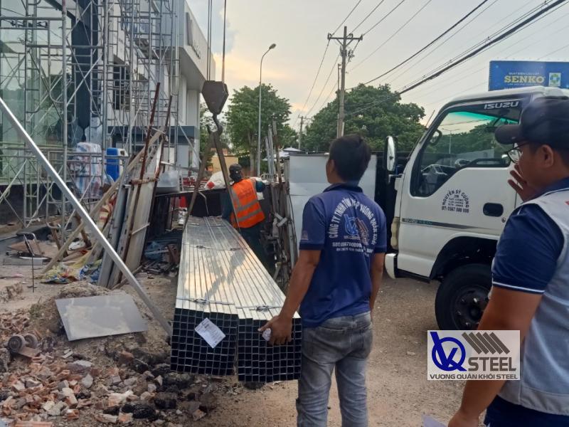 Giao 6 tấn thép hộp mạ kẽm Hòa Phát cho công trình xây dựng tại Nhà Bè