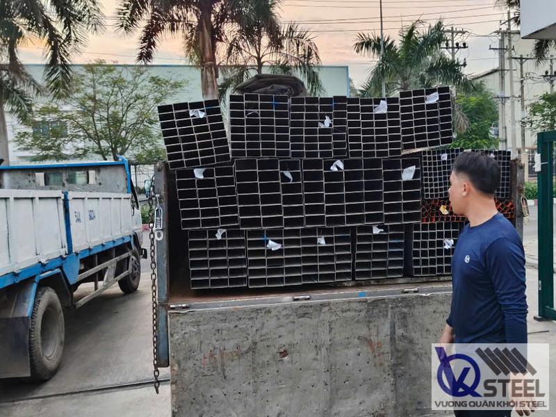 Giao 2,5 tấn sắt hộp mạ kẽm 20x40x1.2ly cho xưởng cơ khí Thanh Tâm, Hóc Môn, TP.HCM