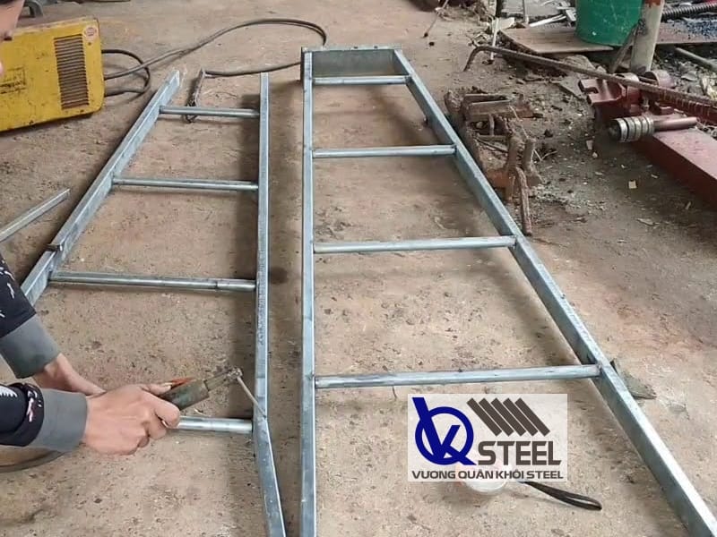 Nối các thanh thép hộp theo vị trí đã đánh dấu