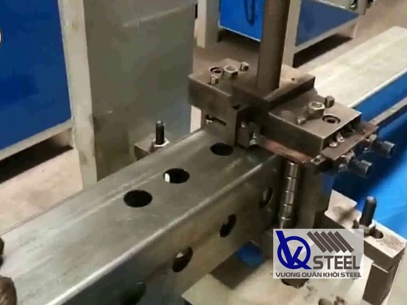 Sắt hộp đục lỗ là thanh thép hộp được đục lỗ với nhiều hình dạng khác nhau