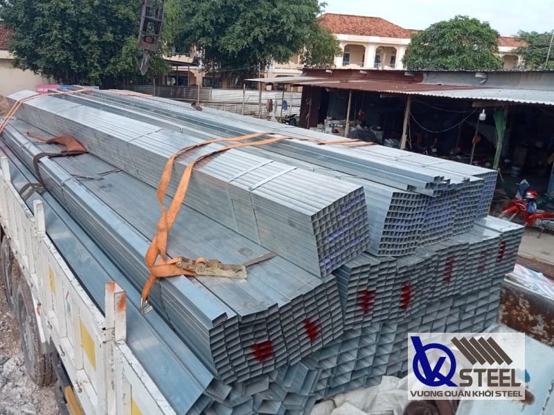 Thép hộp mạ kẽm nhúng nóng là loại thép hộp được nhúng kẽm nóng, bảo vệ bề mặt thép hộp tốt hơn