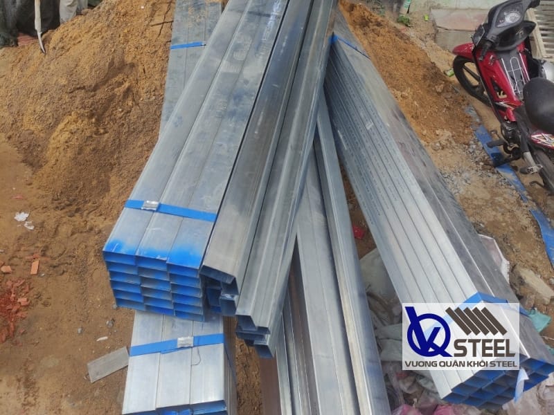 Thép hộp mạ kẽm có lớp mạ kẽm bảo vệ, giúp chống ăn mòn hiệu quả