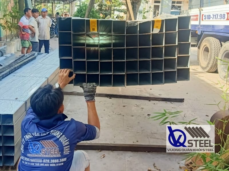 Thép hộp vuông có dạng hộp vuông, đa dạng kích thước, độ dày