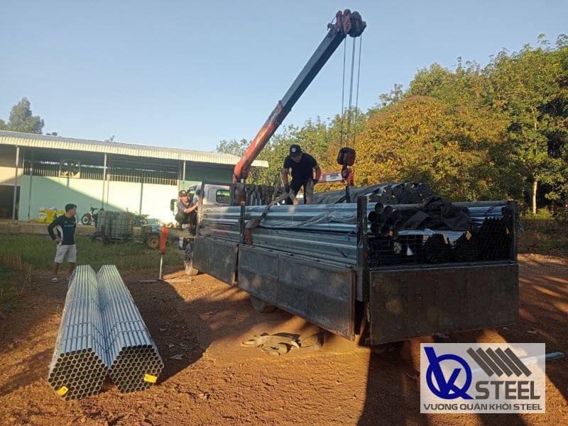 Nhà máy Vương Quân Khôi chuyển thép ống phi 49 tới công trình