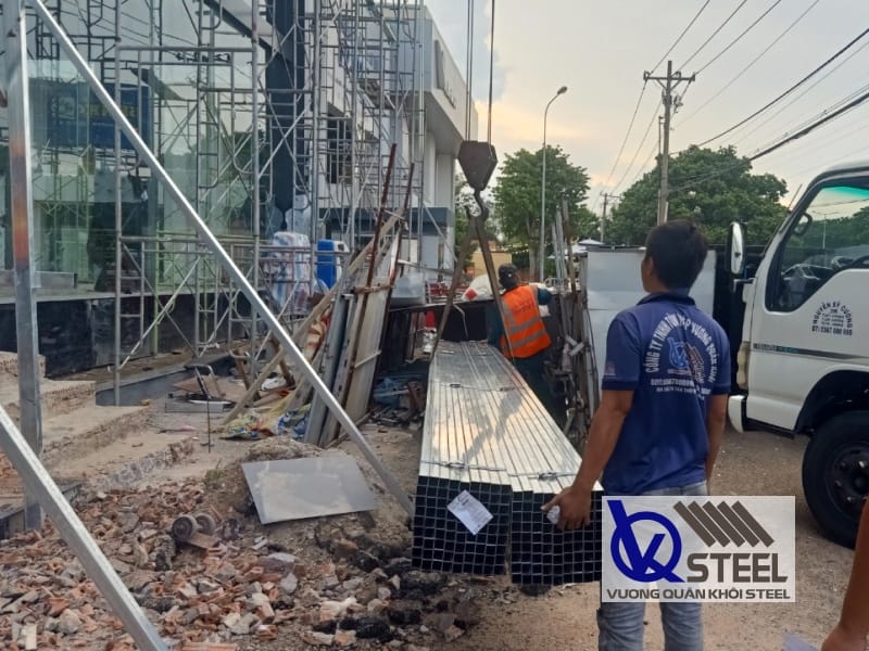 Vương Quân Khôi hỗ trợ vận chuyển thép hộp 25x25 tân công trình