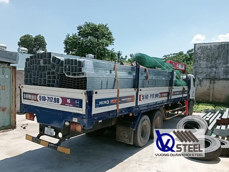 Vận chuyển thép hộp đục lỗ tận nơi bởi tôn thép Vương Quân Khôi
