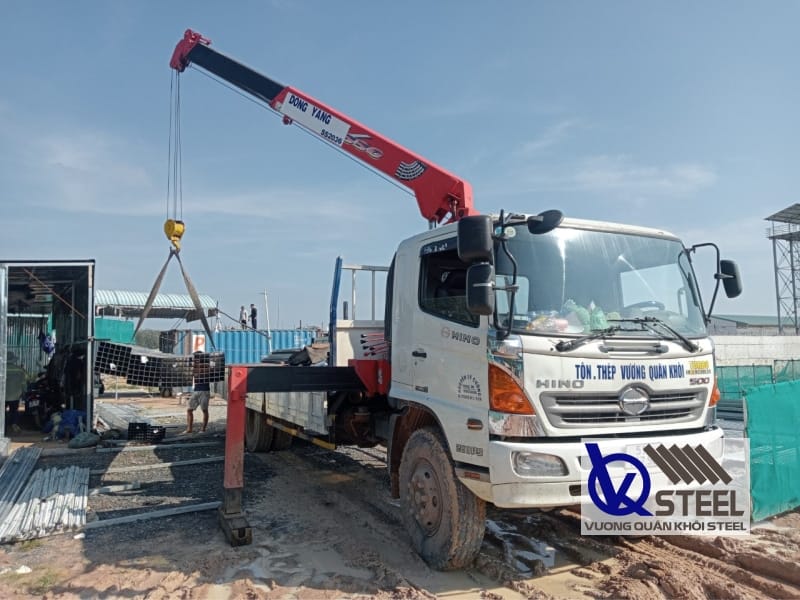 Tôn Thép Vương Quân Khôi hỗ trợ khách hàng vân chuyển thép hộp nhúng kẽm nóng đến tận công trình
