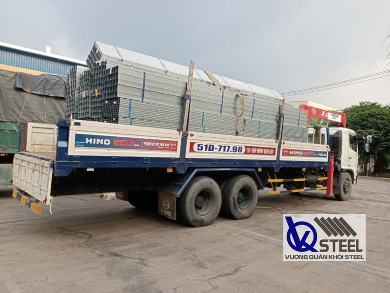 Vương Quân Khôi sẵn sàng hỗ trợ vận chuyển sắt hộp mạ kẽm đến tận công trình cho khách hàng
