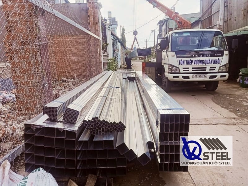 Hỗ trợ vận chuyển thép hộp tận công trình bởi Tôn Thép Vương Quân Khôi