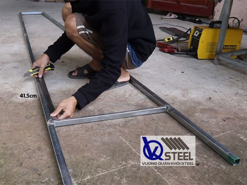 Xác định vị trí các thanh thép cần nối trước khi làm thang thép hộp chữ A