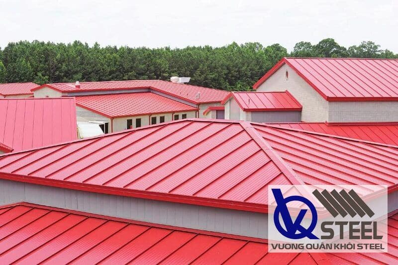 Mái nhà lợp tôn Nam Kim cách nhiệt màu đỏ