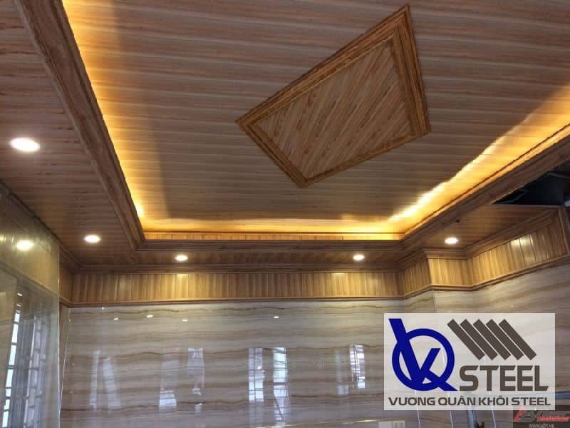 Ốp trần công trình công nghiệp bằng tấm xốp giả gỗ