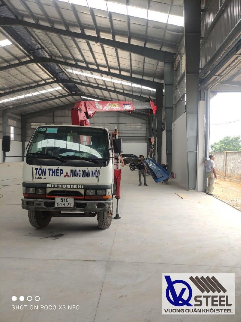 Thi công mái tôn nhựa uy tín tại Vương Quân Khôi Steel