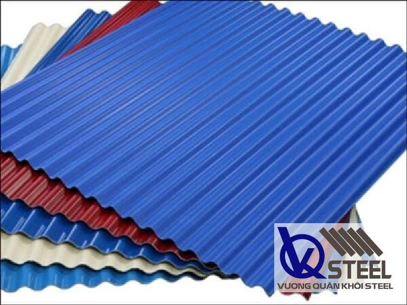Tôn màu được sản xuất từ thép và được phủ lớp mạ kẽm hoặc mạ nhôm kẽm