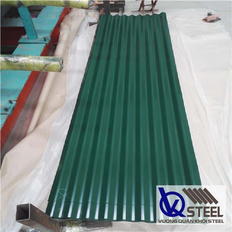 Tôn màu xanh rêu được trang bị lớp sơn màu xanh rêu nhằm nâng cao tính thẩm mỹ cho mái tôn