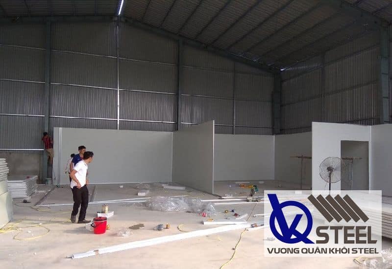 Ứng dụng tấm tôn xốp ngăn phòng