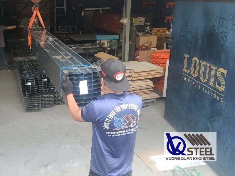 Vương Quân Khôi cung cấp giá sắt hộp mạ kẽm 40x80 Hòa Phát rẻ hơn, đảm bảo chất lượng là đại lý thép hộp 4x8 mạ kẽm Hòa Phát uy tín