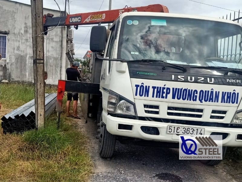 Vương Quân Khôi hỗ trợ giao sắt hộp 20x60 tận nơi