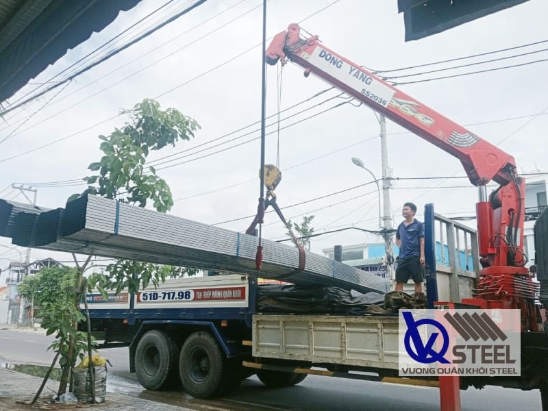 Tôn Thép Vương Quân Khôi không chỉ cung cấp thép hộp Nam Kim chĩnh hãng mà còn hỗ trợ vận chuyển bằng hệ thống xe tải lớn