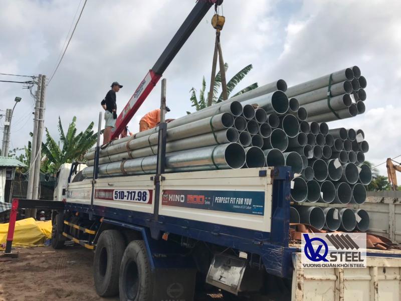 Giao 10 tấn ống thép nhúng kẽm nóng Hòa Phát phi 90 và phi 114 dày 2.5ly đến xưởng cơ khí tại Bến Lức, Long An