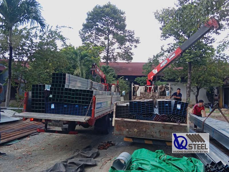Giao 15 tấn thép hộp Hòa Phát cho Công ty TNHH Xây dựng Hà Trường Khánh, tại Số 2, Nguyễn Đức Thuận, Tân Bình