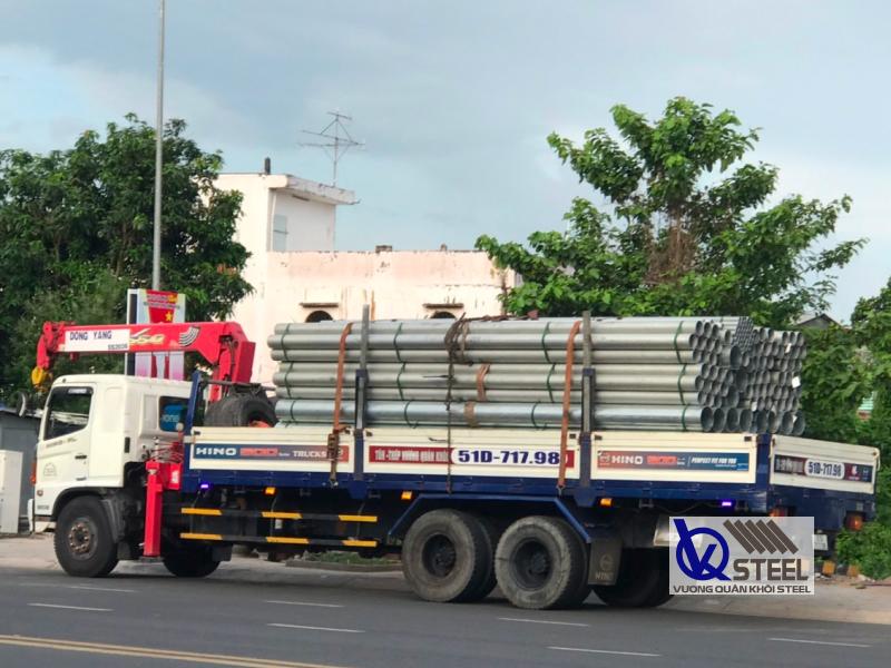 Giao 20 tấn ống thép Hòa Phát mạ kẽm nhúng nóng đến vườn trồng cây tại Long Hậu, Long An