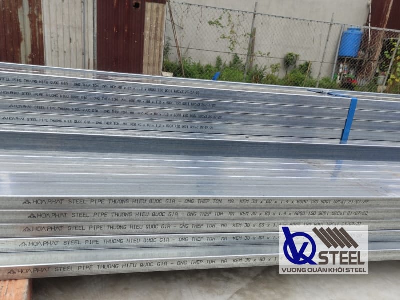 Thông tin về sản phẩm được in rõ ràng trên thân thép hộp Hòa Phát để khách hàng nhận biết
