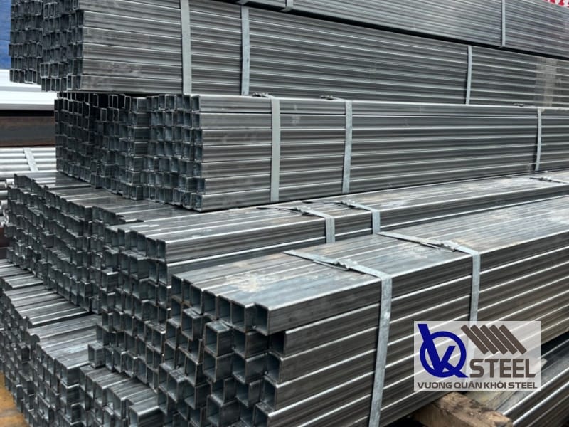 Thép hộp vuông mạ kẽm có khả năng chống ăn mòn, rỉ sét tốt nhờ lớp mạ kẽm bên ngoài