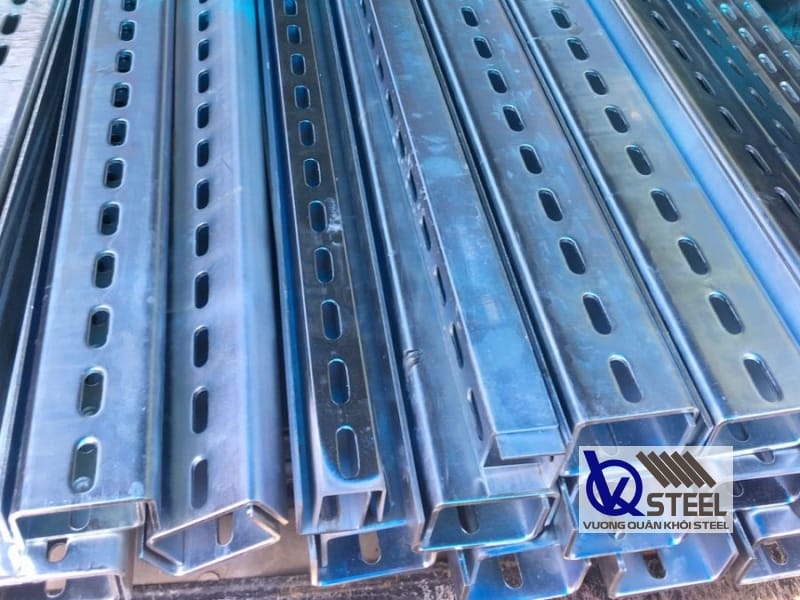 Thép U lỗ mạ kẽm có khả năng chống ăn mòn vượt trội, độ bền cao hơn