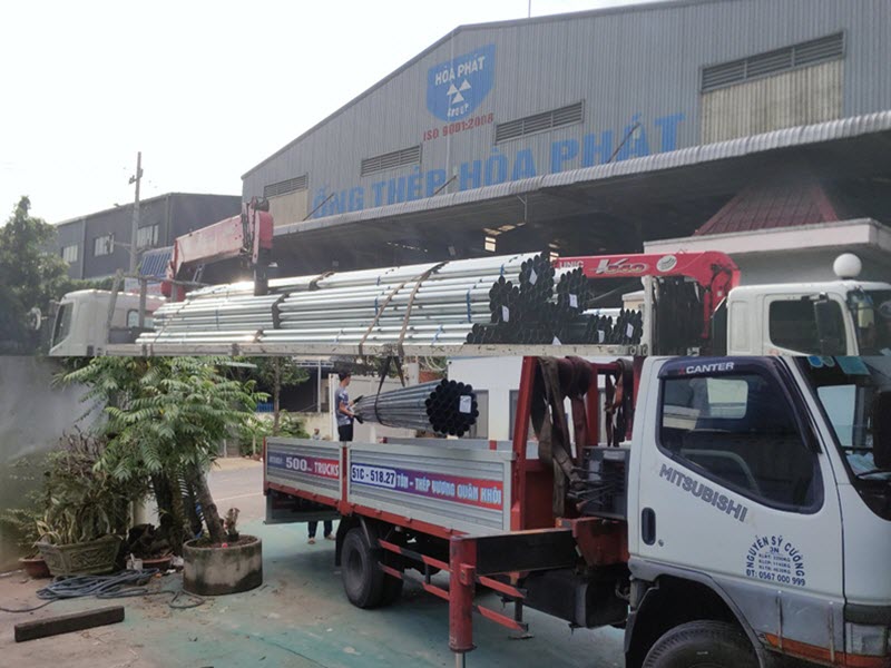 Tôn Thép VQK giao ống thép mạ kẽm Hoà Phát từ kho hàng tới tận công trình