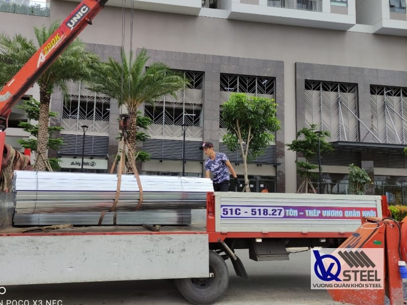 Vương Quân Khôi vận chuyển sắt hộp vuông 100 tận nơi cho khách hàng