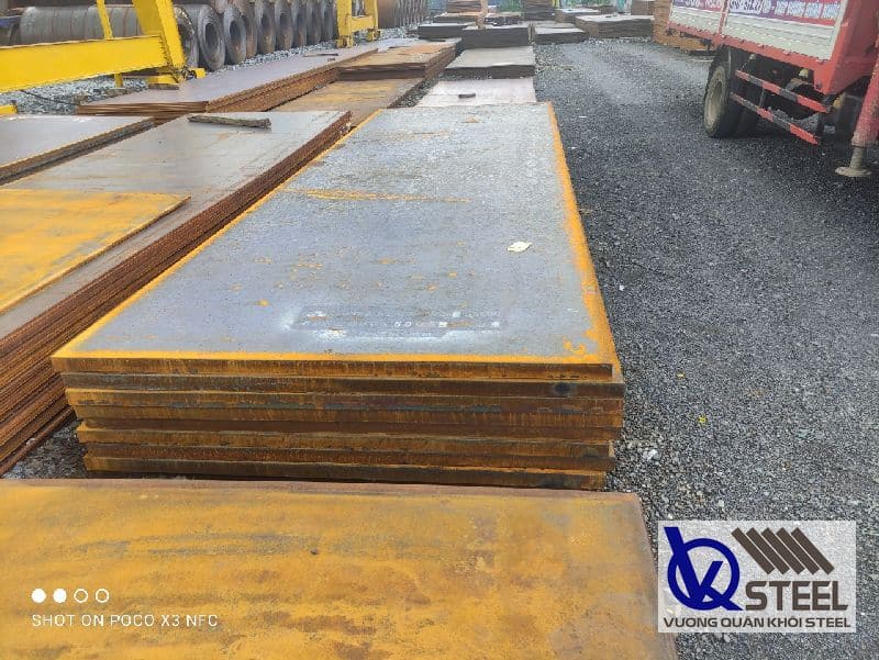 Thép tấm cán nóng là loại thép được tạo ra thông qua quá trình cán nóng từ gang thép