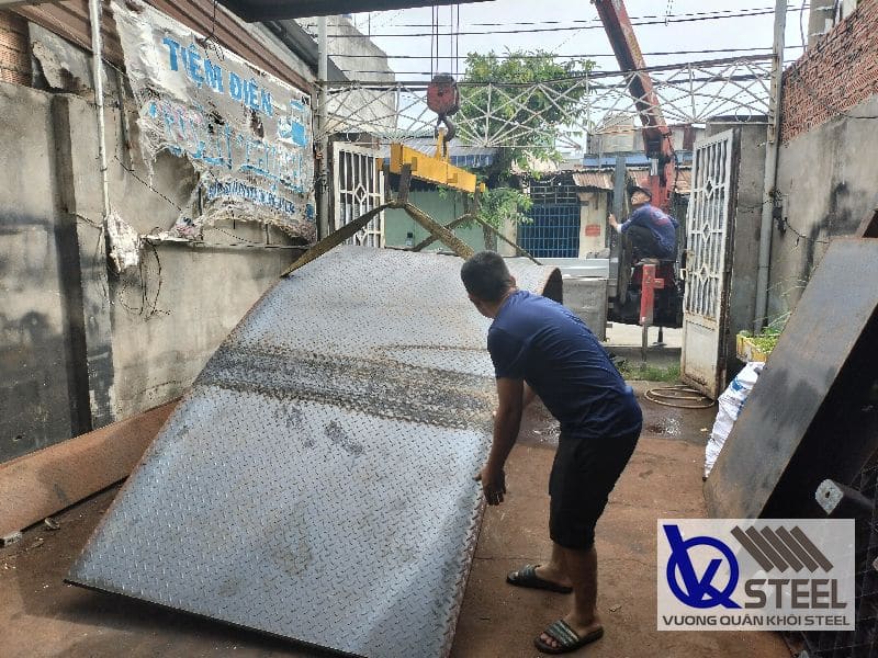 Thép tấm gân là loại tấm thép có bề mặt được chế tạo với các rãnh gân sắc nét