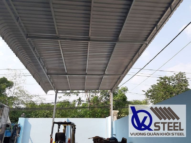 Tôn lạnh làm tôn che sân nhà