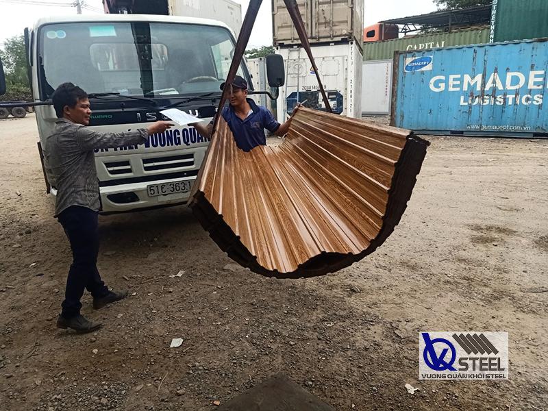 Giao 500m tôn la phông giả gỗ cho công ty xây dựng Minh Hòa ở QL1A, Bình Chánh