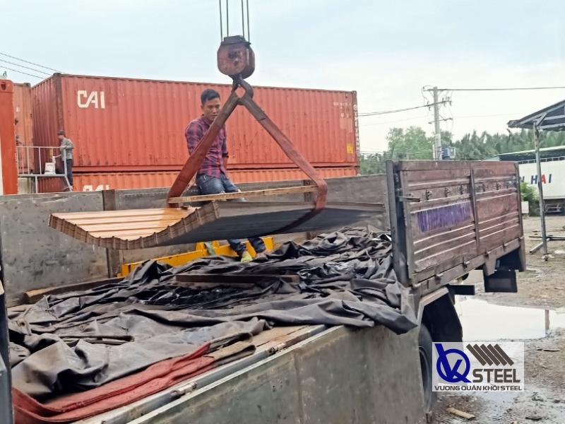 Giao 400m tôn la phông vân gỗ đến cho công trình nhà dân dụng ở Đông Thạnh, Hóc Môn