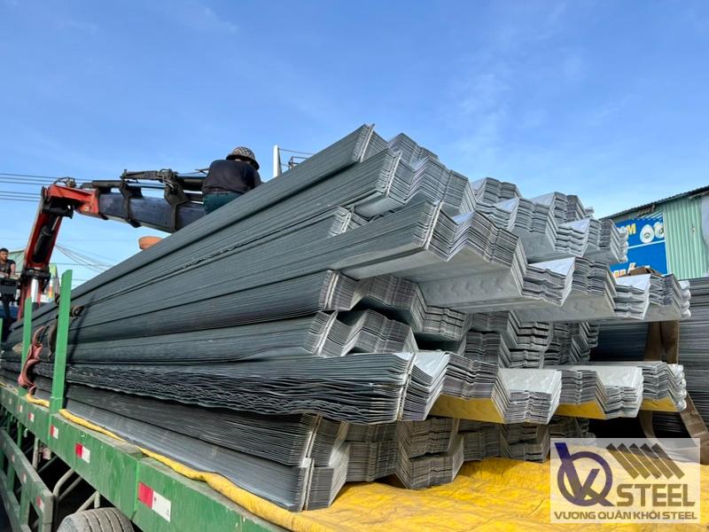 Giao 120 tấm Deck biên dạng D900 cho đội thi công Anh Dũng tại KCN Sóng Thần, Bình Dương