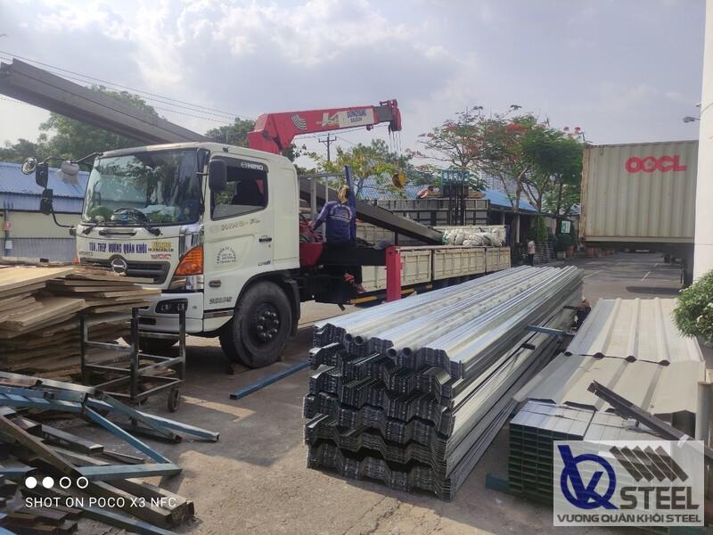 5. Giao 95 tấm Deck D900 đến công trình cải tạo nhà mặt tiền của Anh Hòa tại Thủ Đức, TP.HCM