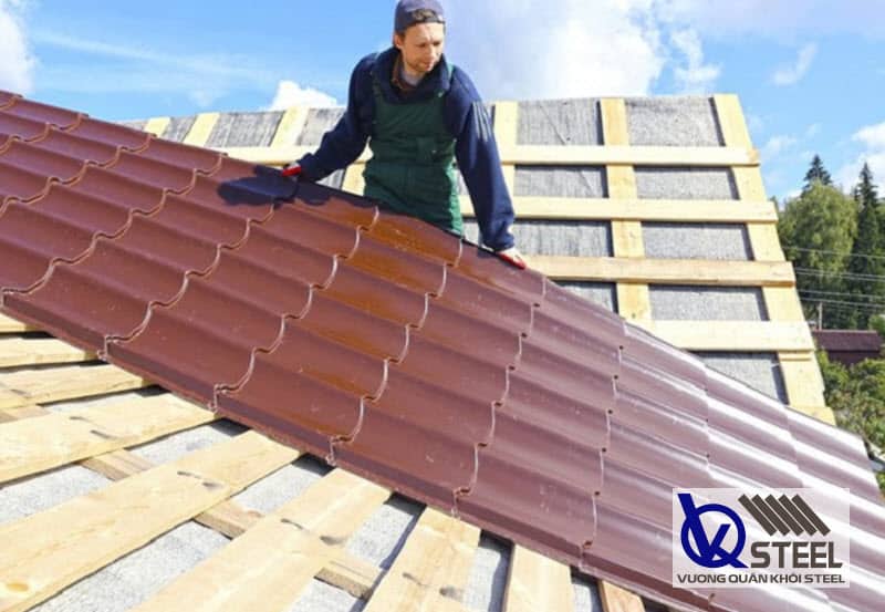 Tiến hành thi công mái lợp, cố định đinh vít chắc chắn